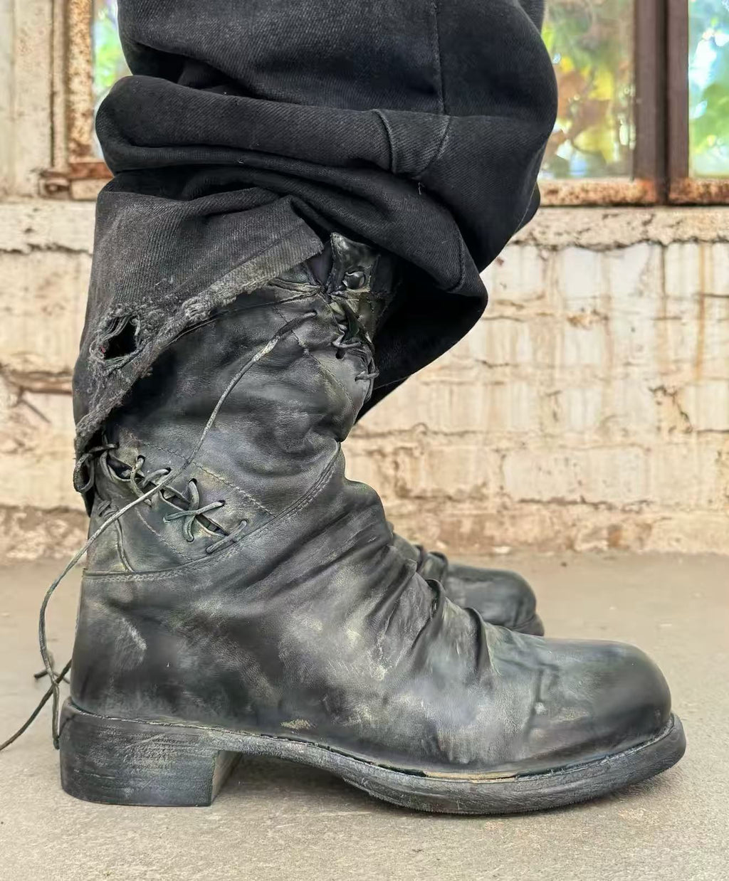 Distressed Black Leather Lace-Up Combat Boots – Vintage Worn Finish
