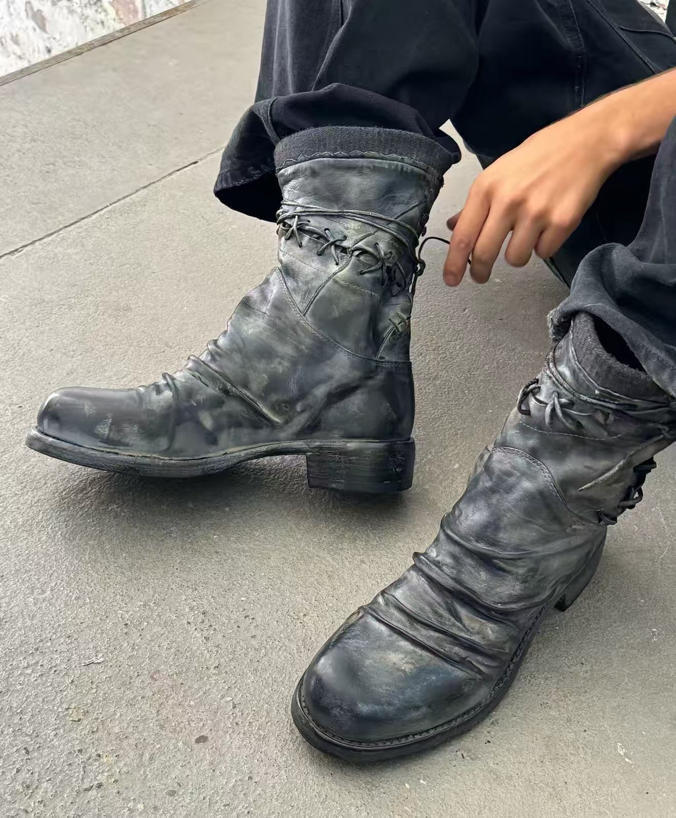 Distressed Black Leather Lace-Up Combat Boots – Vintage Worn Finish