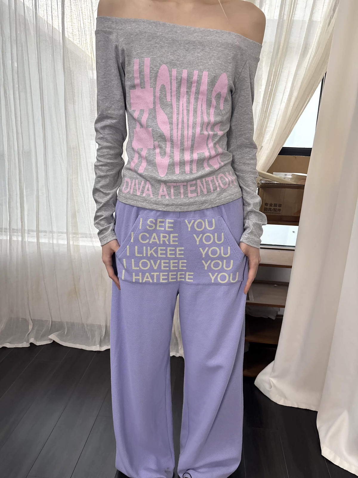 Lavendelfarbene Wide-Leg-Sweathose – „I See You“-Textdruck