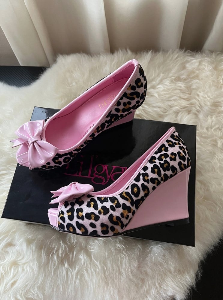 Gyaru Leopard Print Slope Heel Shoes – 9cm Heel with Bow Detail