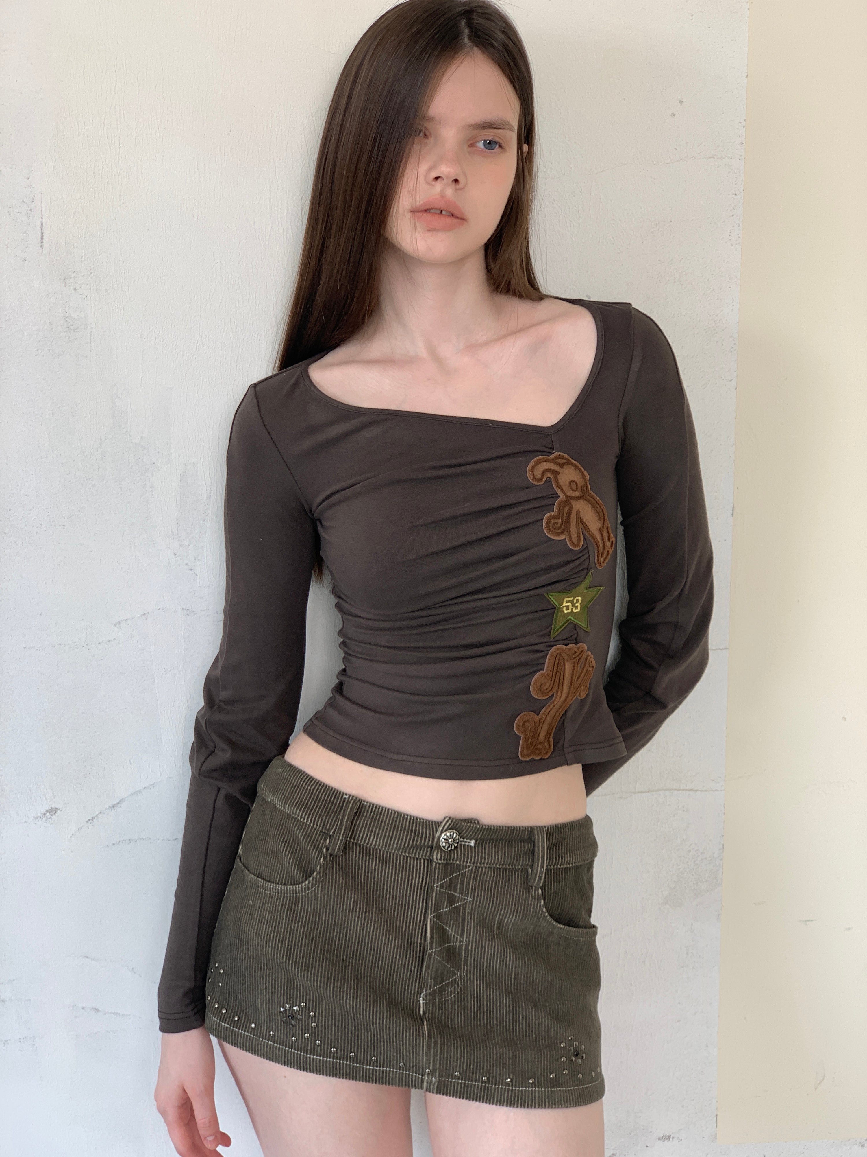[A001060]‘Stylist’ Embroidered Patch Slim-Fit Tee