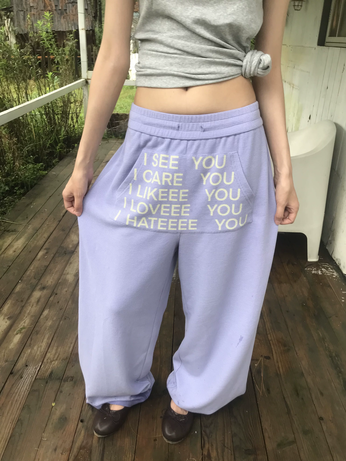 Lavendelfarbene Wide-Leg-Sweathose – „I See You“-Textdruck