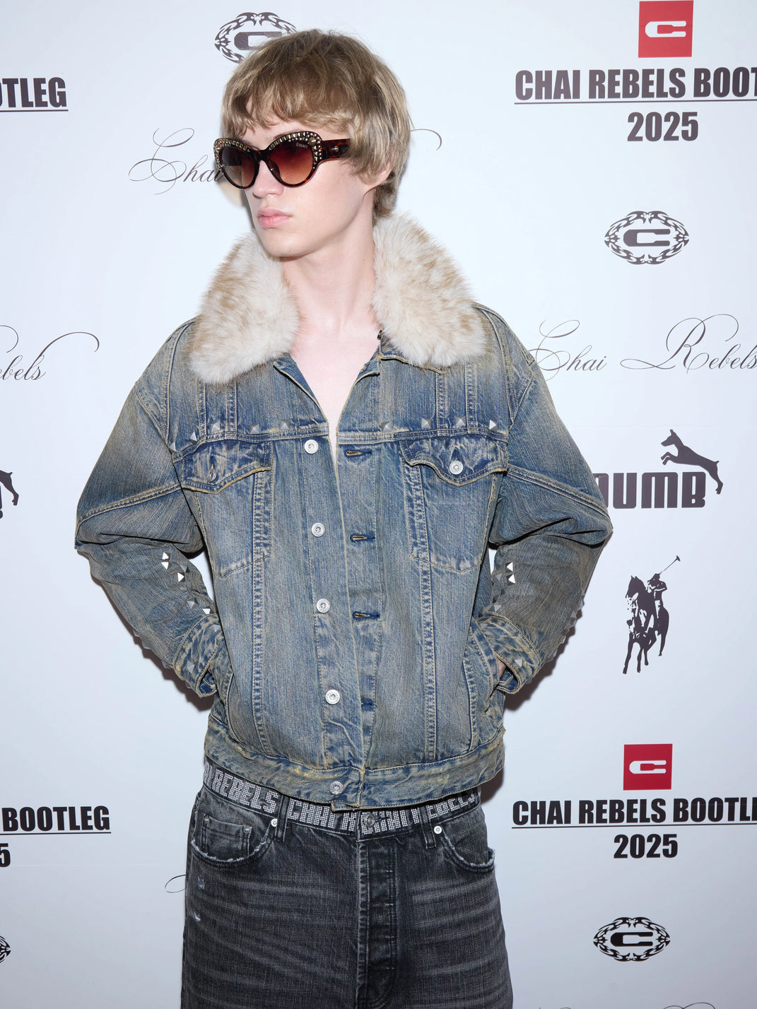 CHAI Studded Washed Denim Jacket With Detachable Fur Collar – Washed Blue