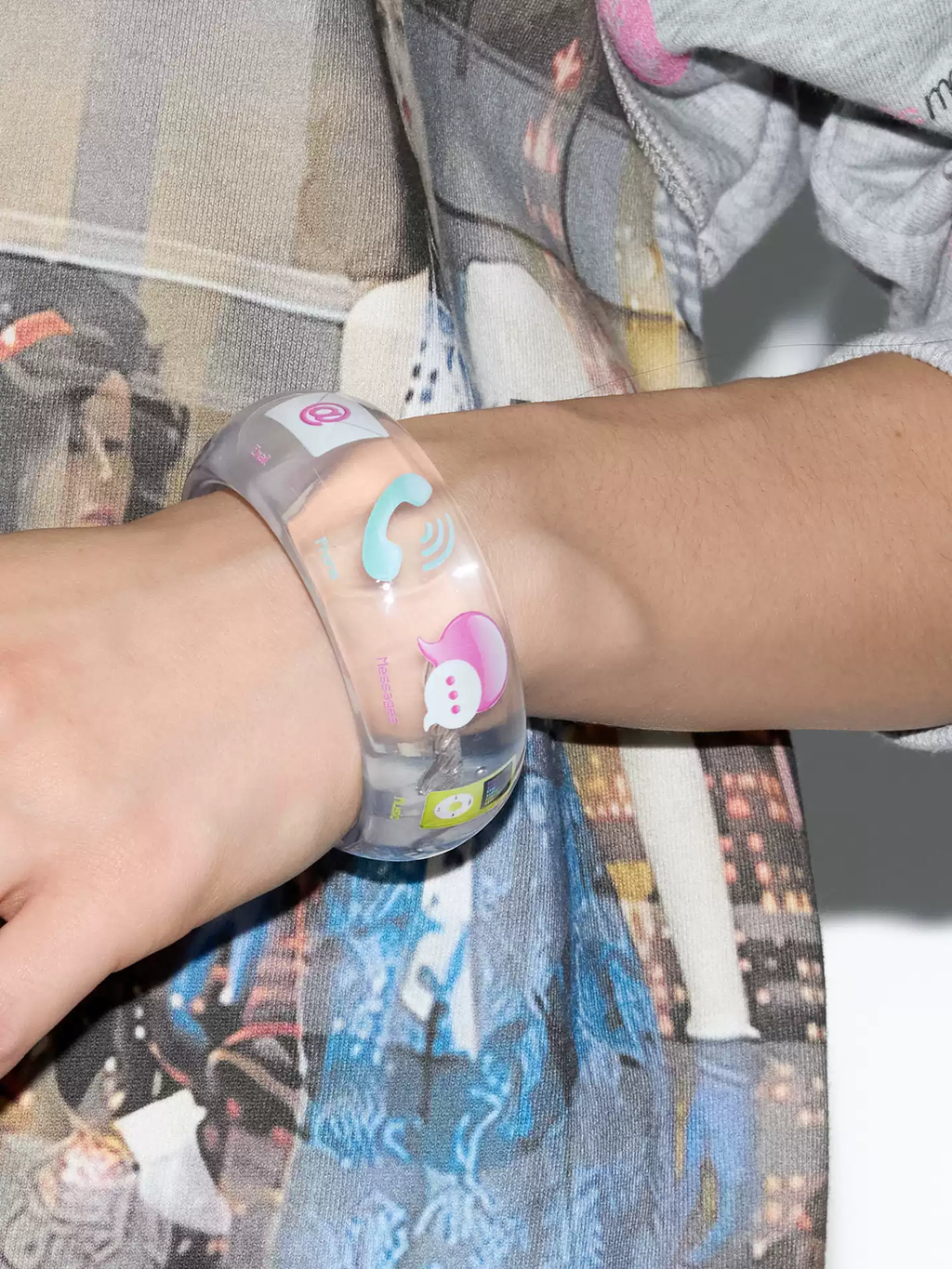 NORGIRA MSN Messenger Transparent Resin Wide Bangle