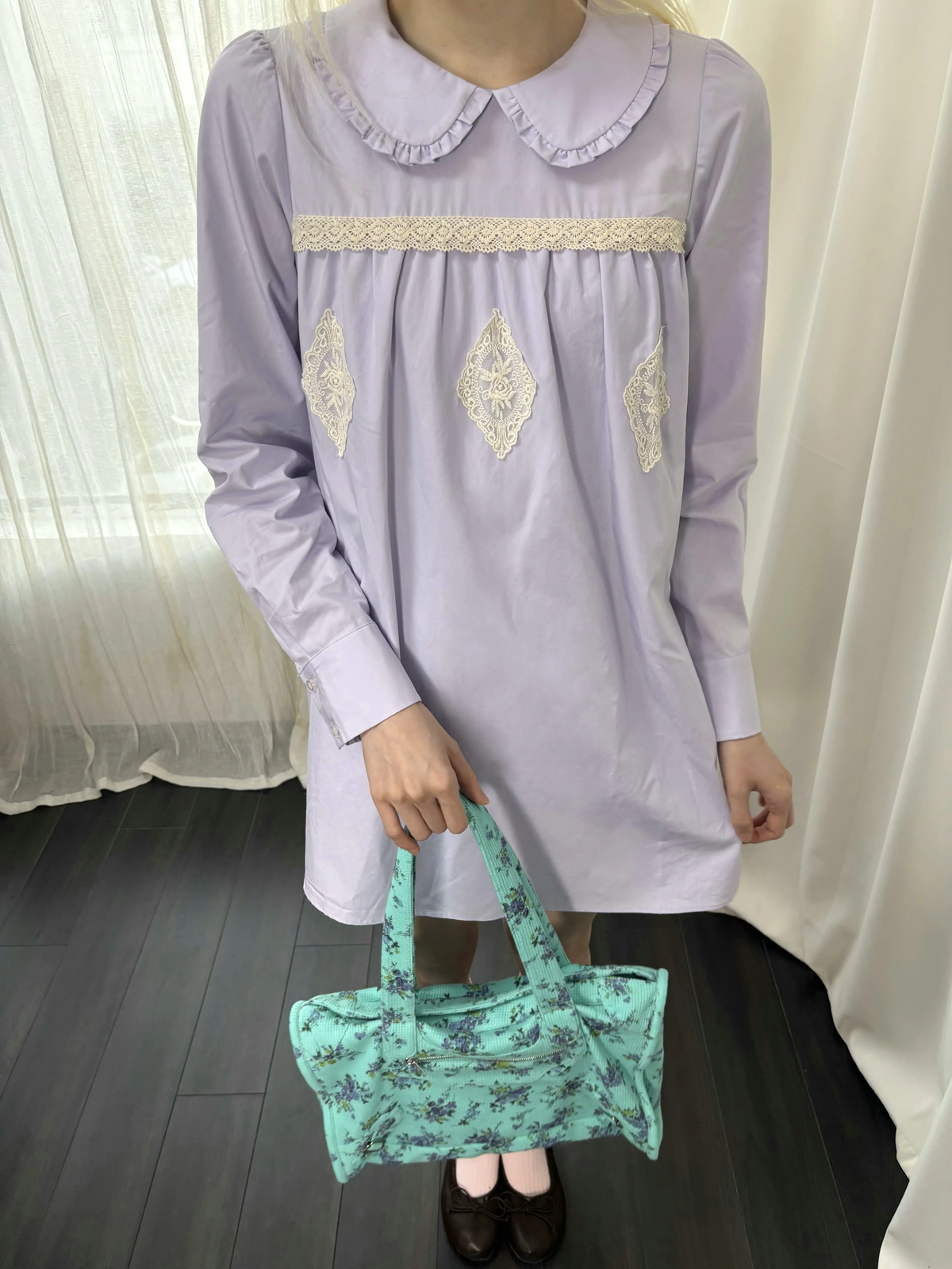 Lavendelfarbenes Babydoll-Kleid mit Bubikragen und Spitzenbesatz