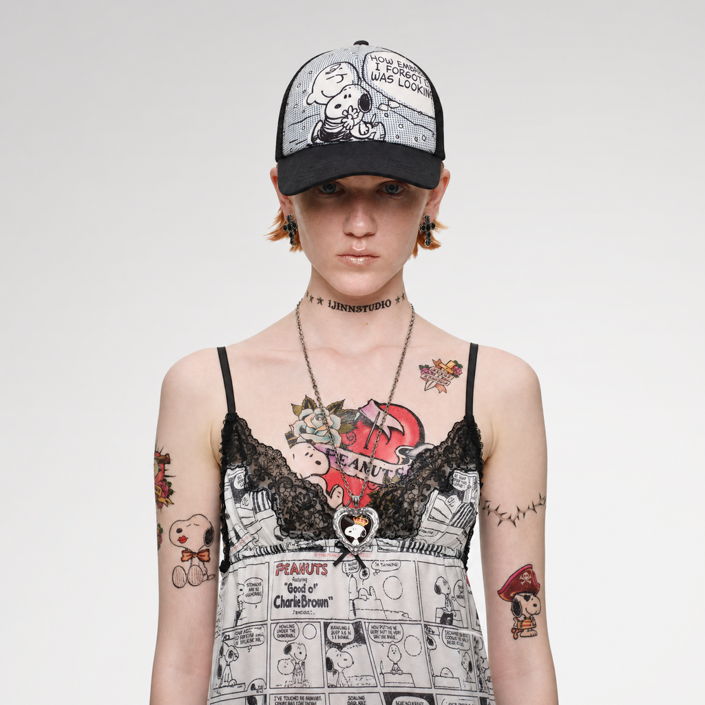 Contrast panel comic print trucker cap